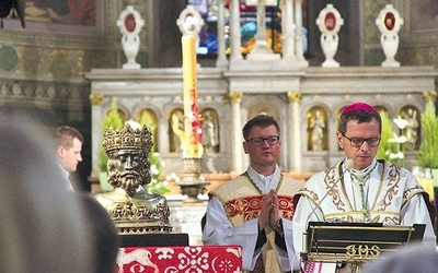 ▲	Liturgię biskup sprawował w ornacie z czasów bp. Załuskiego, a więc okresu, gdy powstała ta ustawa zasadnicza.