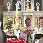 ▲	Liturgię biskup sprawował w ornacie z czasów bp. Załuskiego, a więc okresu, gdy powstała ta ustawa zasadnicza.