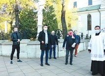 ▲	Mężczyźni odmawiający modlitwę maryjną spotykają się w parafii Nawrócenia św. Pawła w Lublinie.