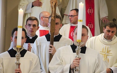 ▲	Znakiem szczególnej nadziei dla Kościoła płockiego w tym trudnym czasie będą nowi diakoni i księża.