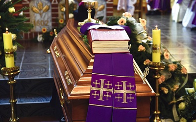 ▲	Z powodu obostrzeń sanitarnych w pogrzebach wzięła udział niewielka grupa wiernych świeckich i duchownych.
