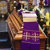 ▲	Z powodu obostrzeń sanitarnych w pogrzebach wzięła udział niewielka grupa wiernych świeckich i duchownych.