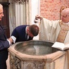 ▲	Gdyby ten obrzęd odbył się w normalnym okresie, zapewne katechumen  Mateusz zostałby ochrzczony w Wielką Sobotę w wypełnionej ludźmi jednej z największych świątyń Wrocławia. 