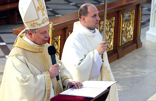 ▲	Po homilii pasterz oddał Kościół radomski Najświętszemu Sercu Jezusa i Matce Bożej.