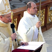 ▲	Po homilii pasterz oddał Kościół radomski Najświętszemu Sercu Jezusa i Matce Bożej.