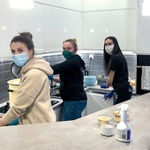 ▲	Kuchnia DA pracuje pełną parą.