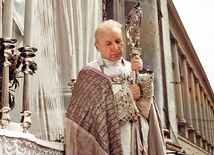 ▲	Uwięzienie prymasa w jakimś sensie znajduje analogię w warunkach pandemii. Ale z trzyletniego uwięzienia zrodziły się wówczas wielkie dzieła.