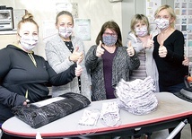 ▲	W czanieckiej firmie Ruah maseczki szyją (od lewej): Kamila Drzewiecka, Barbara Biegun, Katarzyna Heczko, Barbara Kurko i Małgorzata Waligóra.