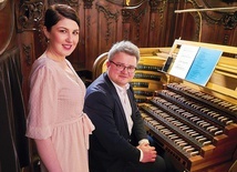 ◄	Wykonawcami cyklu koncertów są Małgorzata Rocławska (sopran) i Błażej Musiałczyk (organy).