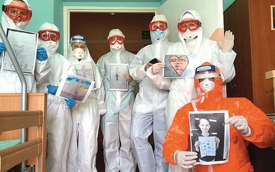 ▲	Wolontariusze z oddziału 3. z malunkami dzieci,  które podjęły się modlitwy w ich intencji. 