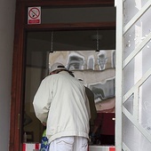 ▲	Wejście do stołówki przy ul. Dmowskiego 15.