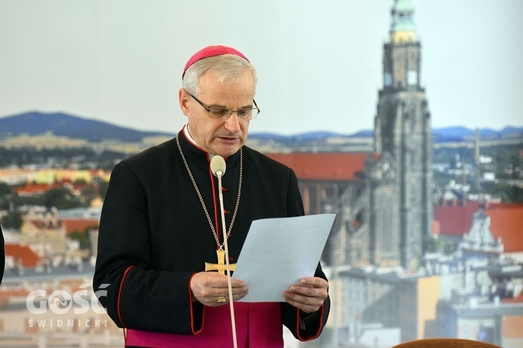 Bp. Marek Mendyk na tle stolicy diecezji.