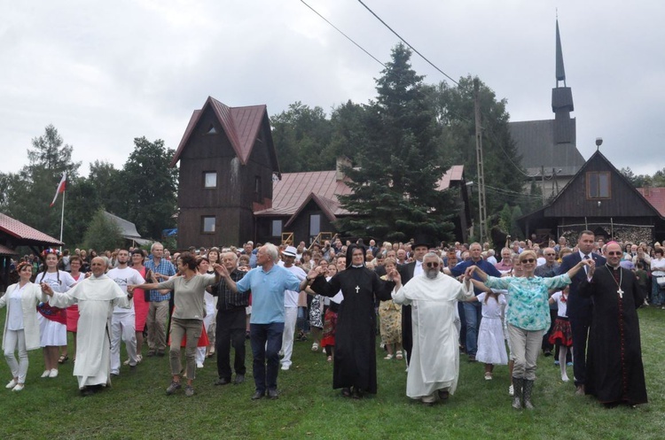 Koronacyjny polonez na łące przed sanktuarium.