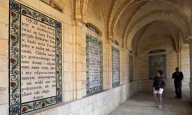W kościele „Ojcze Nasz” w Jerozolimie na ścianach wiszą tablice z tą modlitwą w ponad 140 językach.