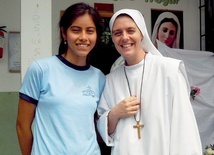 S. Klara Crockett z podopieczną na misji w Ekwadorze.