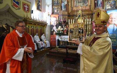 Kustosz sanktuarium ks. prał. Władysław Pasiut wręczył bp. Janowi Piotrowskiemu ikonę św. Stanisława.