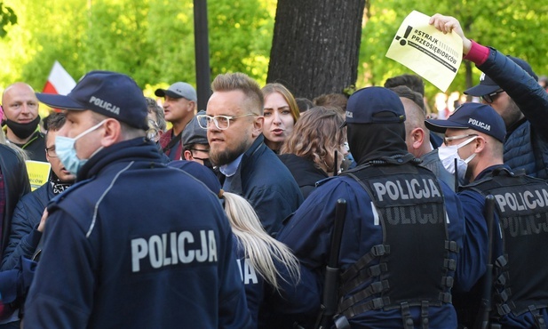 Przedsiębiorcy przed kancelarią premiera zapowiadają, że będą spać na ulicy