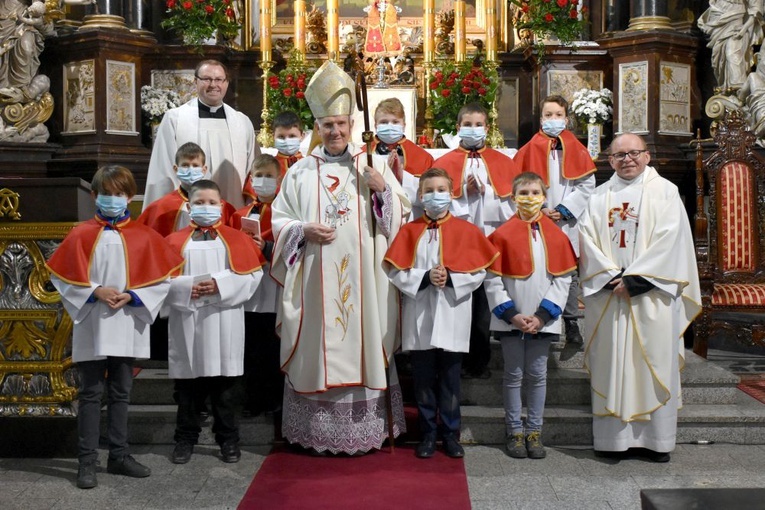 Pamiątkowe zdjęcie biskupa z katedralnymi ministrantami i ich opiekunami - parafialnym i diecezjalnym.