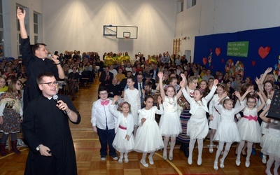 Szkoła w ubiegłym roku zorganizowała koncert, by wesprzeć podopiecznych Caritas.
