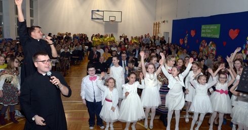 Szkoła w ubiegłym roku zorganizowała koncert, by wesprzeć podopiecznych Caritas.