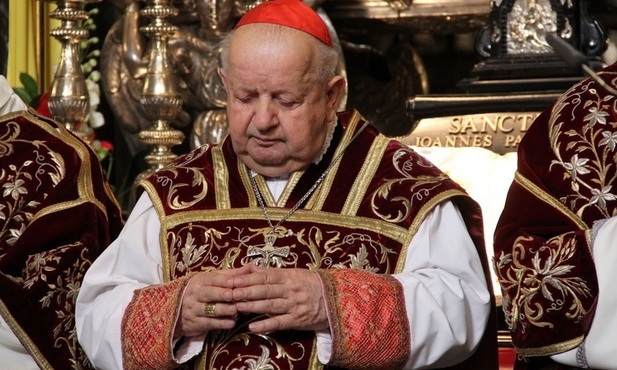Kard. Dziwisz: Św. Stanisław i Jan Paweł II spinają klamrą żywe dzieje Kościoła