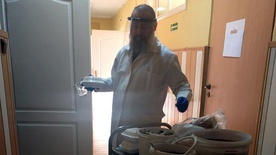 "Sprzątam, myję, rozdaję posiłki, błogosławię..." Mówi kapłan-wolontariusz w DPS z COVID-19