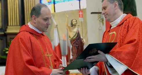 Odznaczenie w imieniu bp. Józefa Guzdka wręczył ks. Kryspin Rak. Z lewej ks. Tomasz Herc.