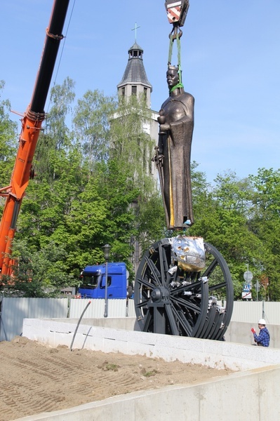 Knurów. Św. Barbara trafiła na pomnik