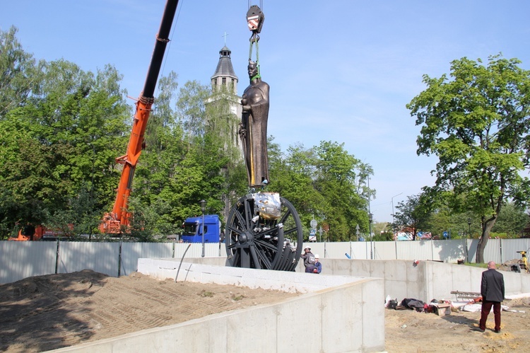 Knurów. Św. Barbara trafiła na pomnik