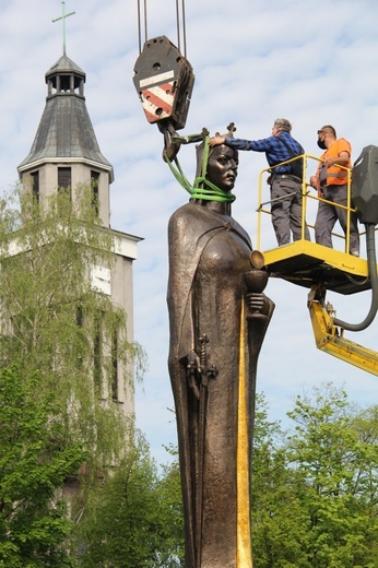 Knurów. Św. Barbara trafiła na pomnik