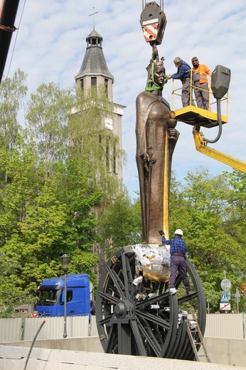 Knurów. Św. Barbara trafiła na pomnik