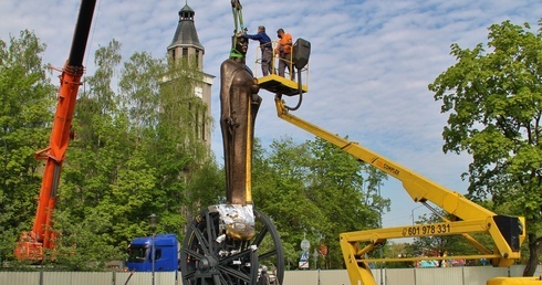 Knurów. Wielki pomnik św. Barbary stanął w centrum miasta