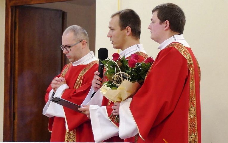 Nowi diakoni bielsko-żywieccy (od lewej): Paweł Stawarczyk, Wojciech Kamiński i Maciej Pawlik.