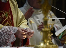 Naśladuj to, co będziesz sprawował - każdy ochrzczony jest wezwany do składania na ołtarzu duchowych ofiar złączonych z ofiarą Jezusa.