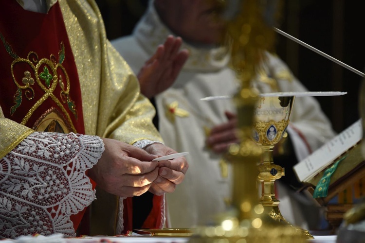 Naśladuj to, co będziesz sprawował - każdy ochrzczony jest wezwany do składania na ołtarzu duchowych ofiar złączonych z ofiarą Jezusa.