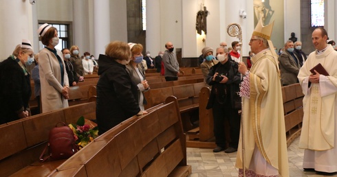 Abp Skworc do pielęgniarek: Służcie każdemu choremu jak Panu