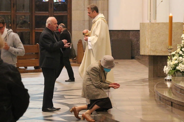 Katowice. Międzynarodowy Dzień Pielęgniarki i Położnej w katedrze