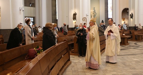 Katowice. Międzynarodowy Dzień Pielęgniarki i Położnej w katedrze