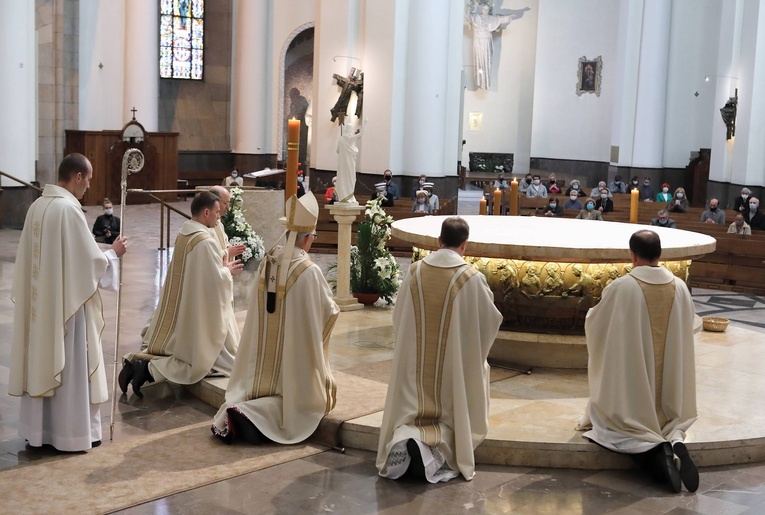 Msza pontyfikalna z okazji Międzynarodowego Dnia Pielęgniarek i Położnych w Katedrze.