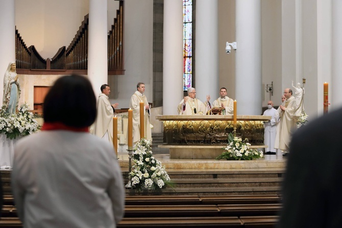 Msza pontyfikalna z okazji Międzynarodowego Dnia Pielęgniarek i Położnych w Katedrze.