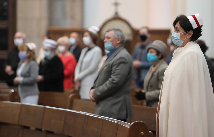 Msza pontyfikalna z okazji Międzynarodowego Dnia Pielęgniarek i Położnych w Katedrze.