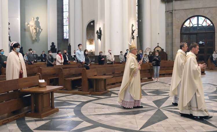 Msza pontyfikalna z okazji Międzynarodowego Dnia Pielęgniarek i Położnych w Katedrze.