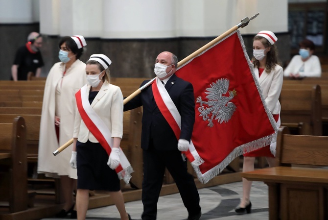 Msza pontyfikalna z okazji Międzynarodowego Dnia Pielęgniarek i Położnych w Katedrze.