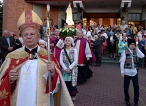 W ubiegłych latach po wieczornej Mszy św. ulicami osiedla przechodziła procesja fatimska.