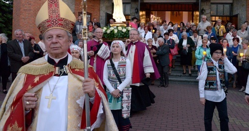 W ubiegłych latach po wieczornej Mszy św. ulicami osiedla przechodziła procesja fatimska.