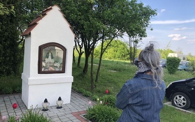 Majówka przy kapliczce w parafii Opatrzności Bożej w Stalowej Woli.