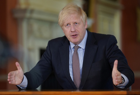 Boris Johnson przedstawił plan warunkowego znoszenia ograniczeń