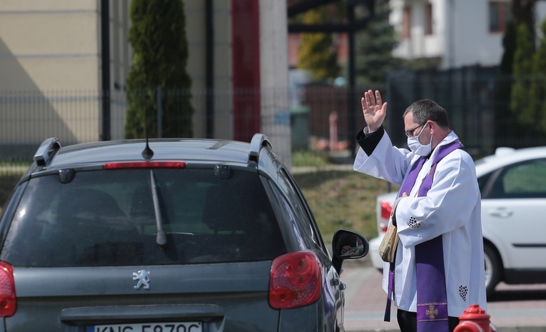 Łącko. Konfesjonał na 4 kółkach