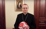 Piłka nożna w prezencie od biskupa