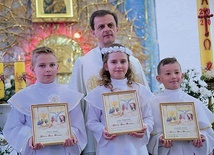 Pawel, Julia i Dominik z ks. Rafałem Porębą.